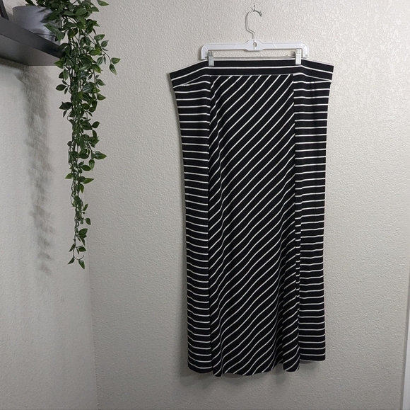 Torrid Black White Striped A-Line Maxi Skirt Elastic Waist Stretchy Flowy 3X - Picture 2 of 8
